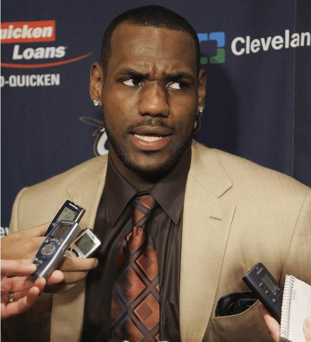 世俱杯分组-奥运会焦点战：巴萨vs詹姆斯，爆冷引发赛后采访的简单介绍